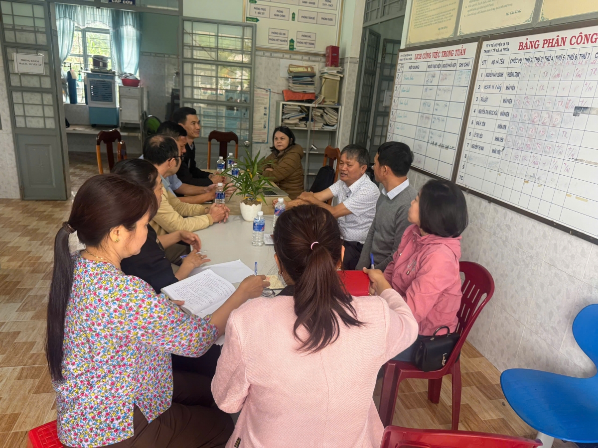 Đoàn công tác của Viện Vệ sinh dịch tễ Tây Nguyên làm việc hỗ trợ trạm y tế xã Uar Cơ sở 2. Ảnh: Nguồn báo Sức khỏe &amp; Đời sống