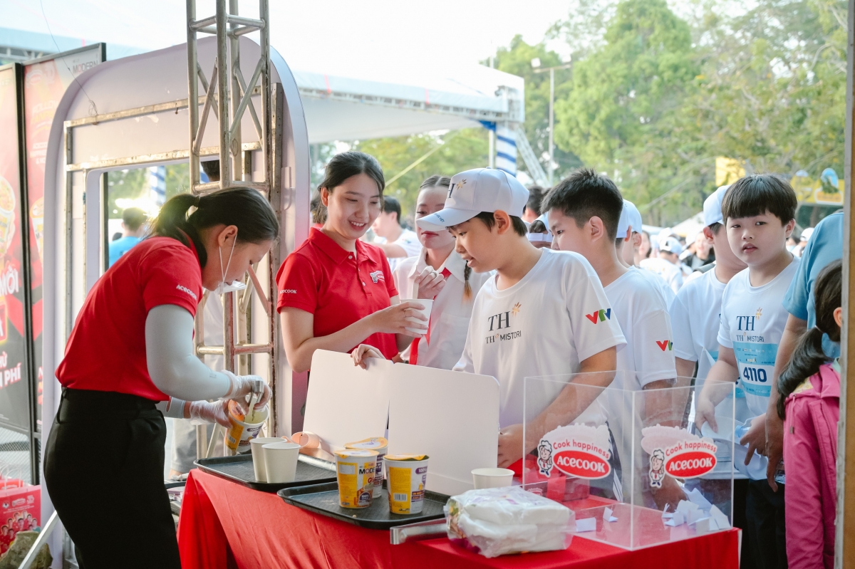 Các VĐV tham dự S-race Cần Thơ nạp năng lượng, check-in và tham gia minigame “Gắp mì trúng quà” và trải nghiệm các sản phẩm tại gian hàng của Acecook (ảnh: BTC)