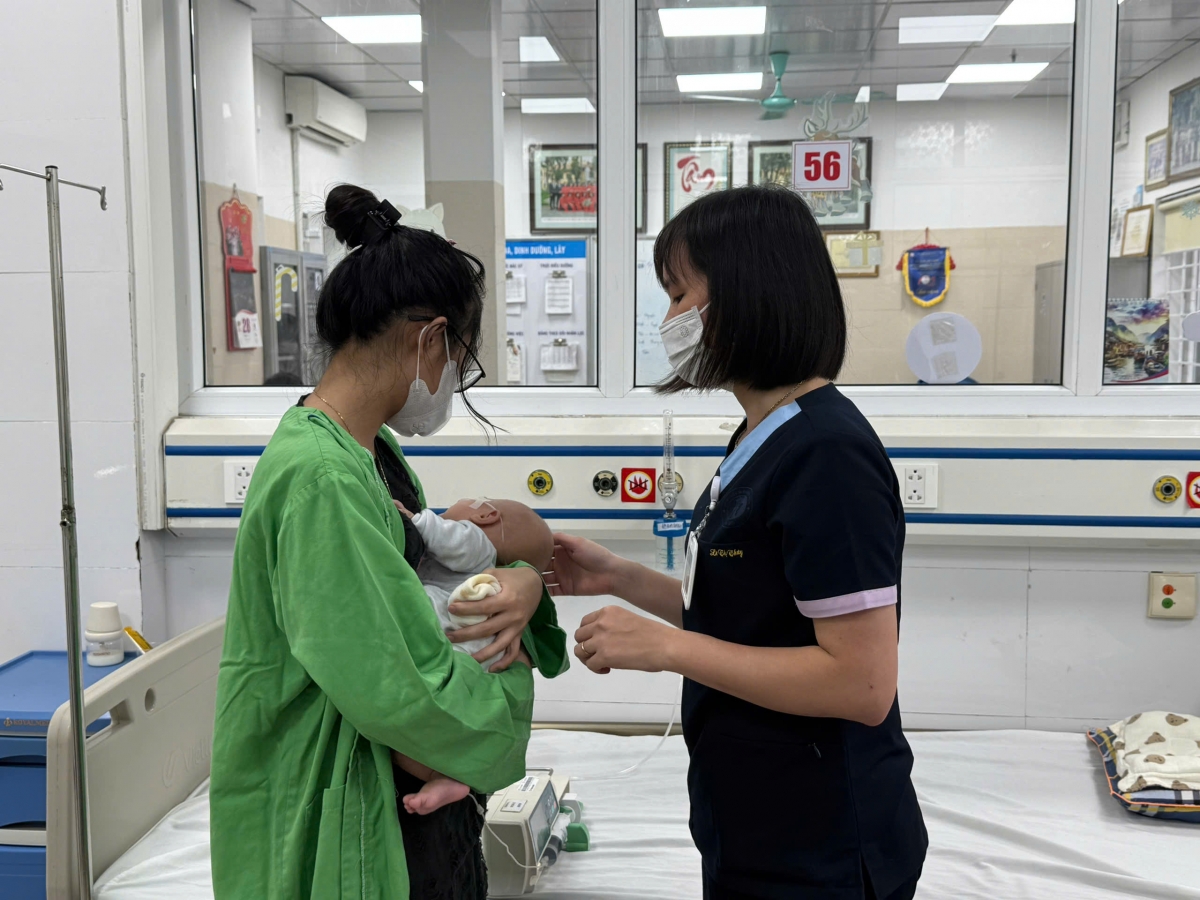 Bé Duy Nam đang được điều dưỡng hỏi thăm sức khỏe. Ảnh: BVCC