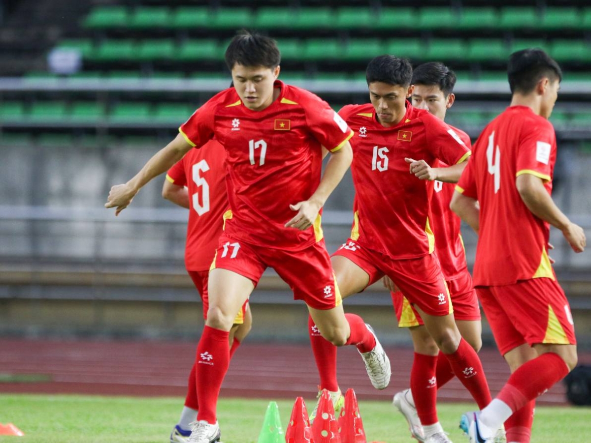 Tân binh Gia Bảo - số 17 là lựa chọn bất ngờ của HLV Kim Sang Sik (Ảnh: VFF)