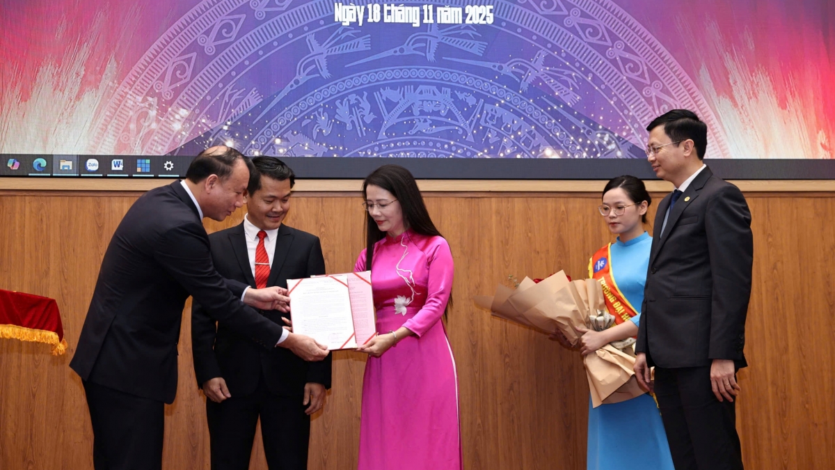 PGS.TS Nguyễn Đức Sơn, Hiệu trưởng trường ĐH Sư phạm Hà Nội trao các quyết định trong lễ công bố nghị quyết thành lập 3 trường thuộc trường ĐH Sư phạm Hà Nội
(Ảnh: Trường ĐHSPHN)