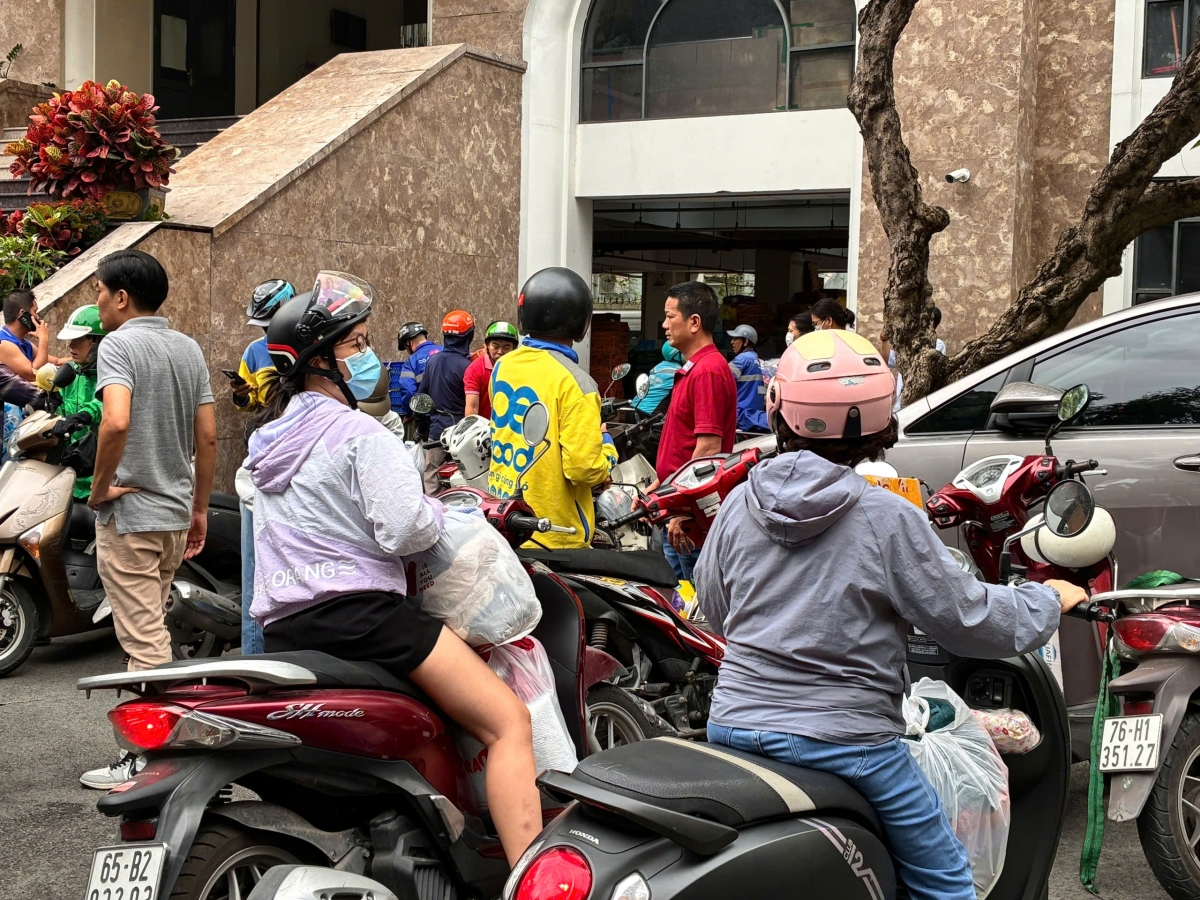 Mỗi người góp một ít vật chất gửi đồng bào đang chịu nhiều mất mát bởi thiên tai, lũ lụt