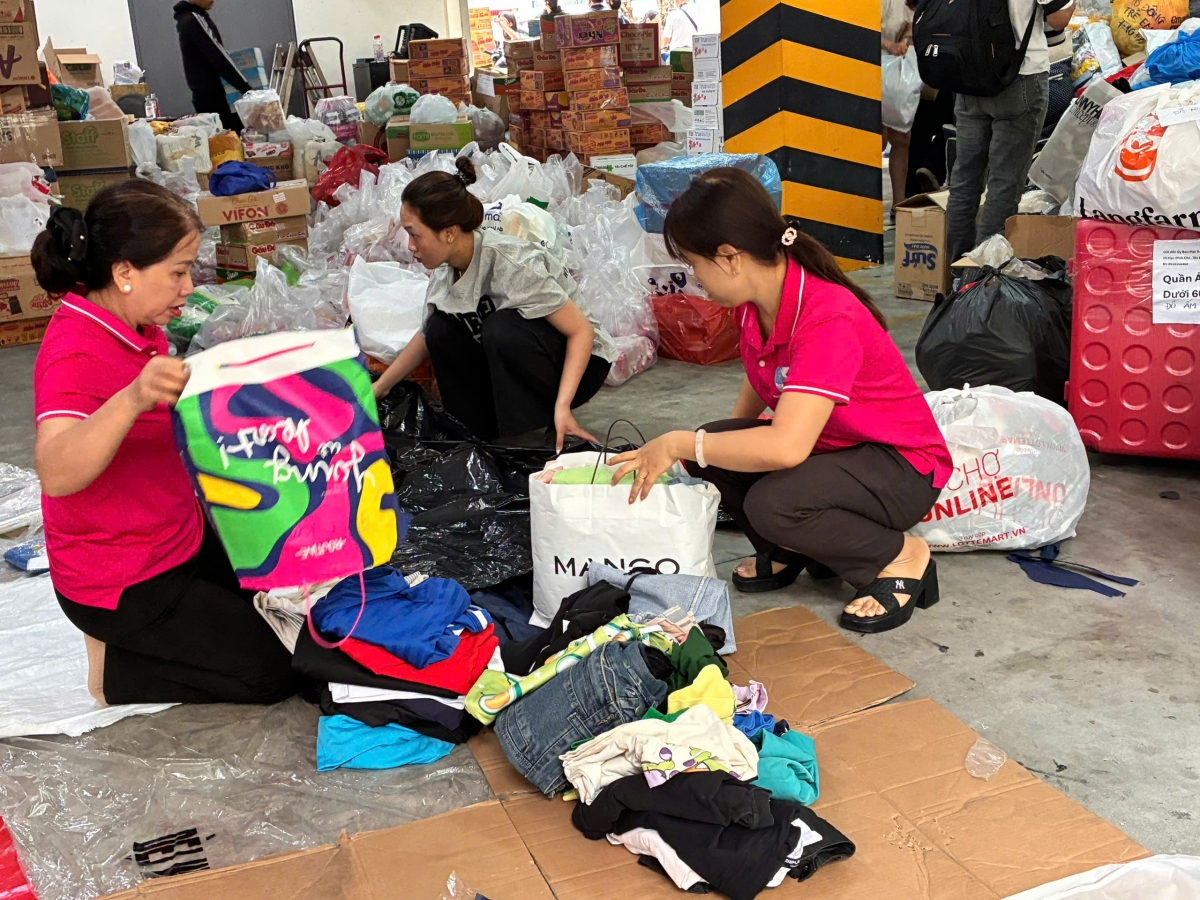 Lực lượng đoàn viên thanh niên và hội viên phụ nữ luôn túc trực sắp xếp, phân loại, đóng gói hàng hóa