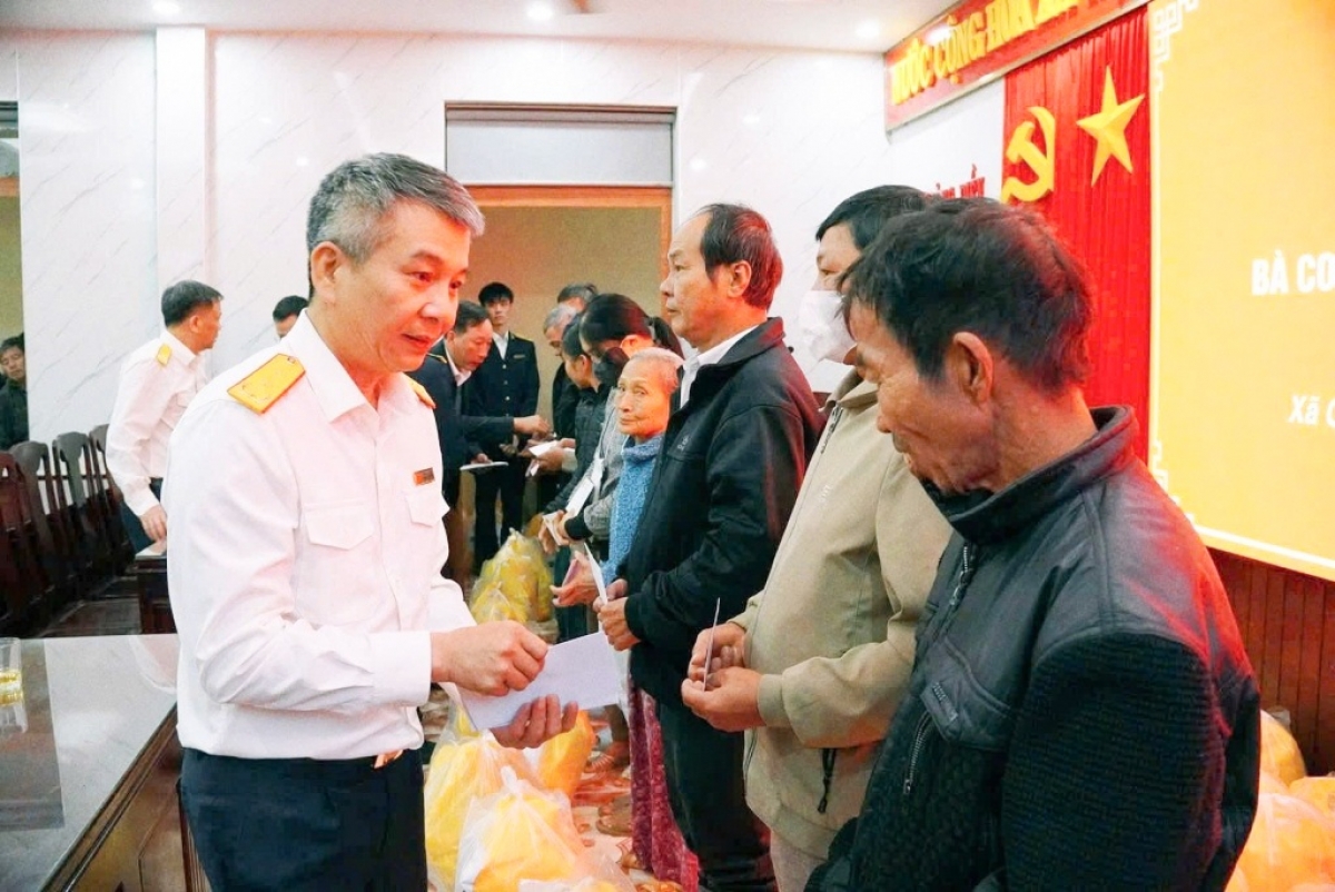 Cục trưởng Cục Thuế Mai Xuân Thành thăm hỏi động viên nhân dân bị thiệt hại bởi bão lũ tại Đan Điền và Quảng Điền của TP Huế - Ảnh: KT