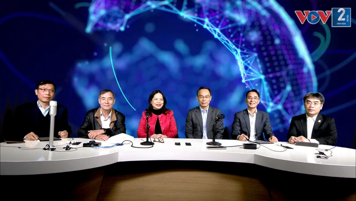 Nhà báo Nguyễn Thị Thu Lương và khách mời tham gia Chương trình “Nhân lực Việt, khát vọng Việt”.