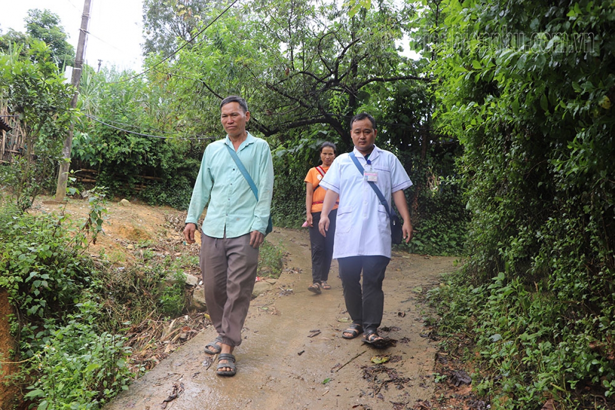 Dấu chân nhân viên y tế in khắp các nẻo đường vùng cao. Ảnh; Suckhoedoisong.vn