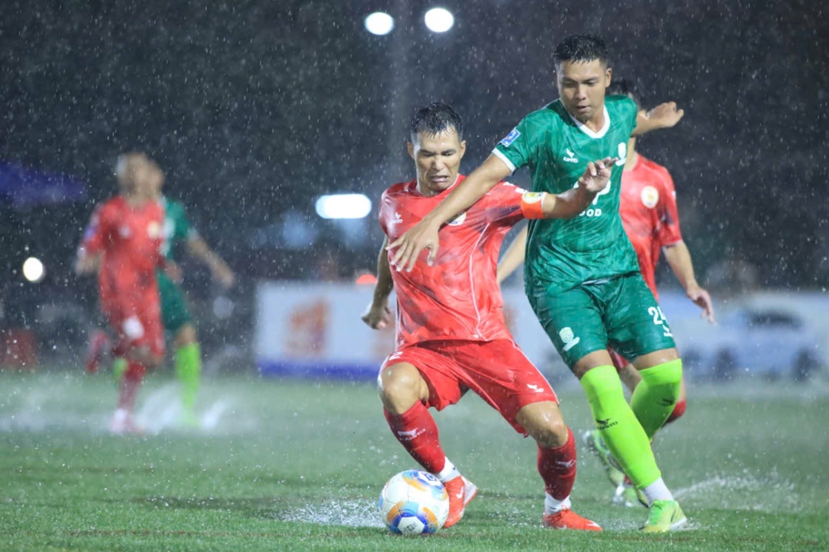 Xây dựng Phan Kha (đỏ) đứng trước cơ hội giành vé dự VCK toàn quốc (ảnh: Vietfootball)