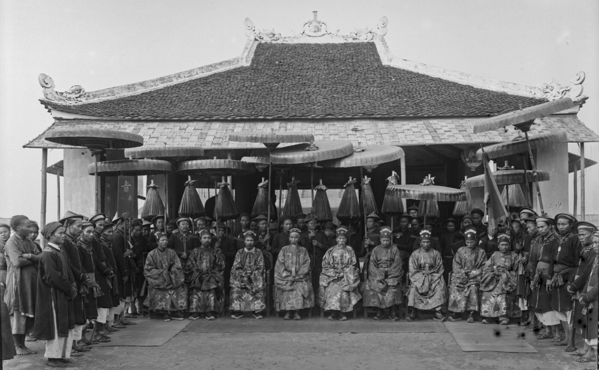 Những bức ảnh trưng bày là tư liệu hiếm hoi còn lưu giữ được, truyền tải chân thực không khí trang nghiêm nhưng cũng đầy náo nhiệt của trường thi xưa. Ảnh: Firmin-André Salles