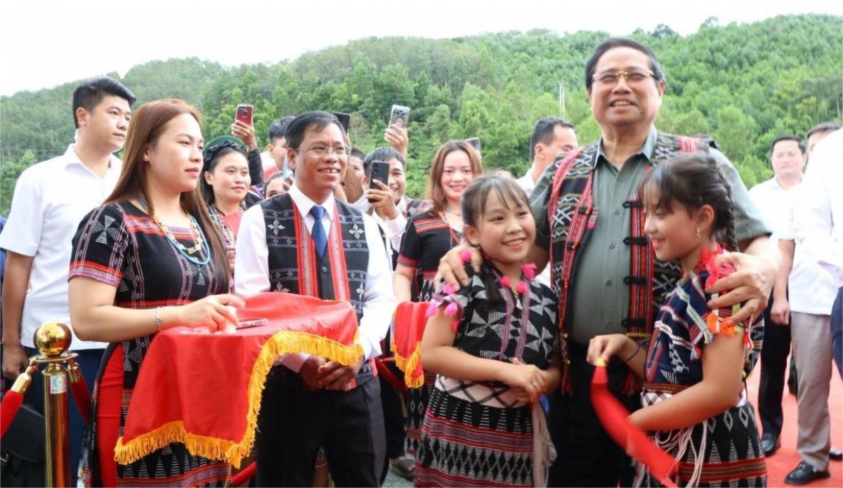 Thủ tướng Chính phủ Phạm Minh Chính dự lễ khởi công dự án Trường phổ thông nội trú, bán trú Tiểu học và Trung học cơ sở xã Tây Giang ngày 16/10 (Ảnh: VOV.VN)