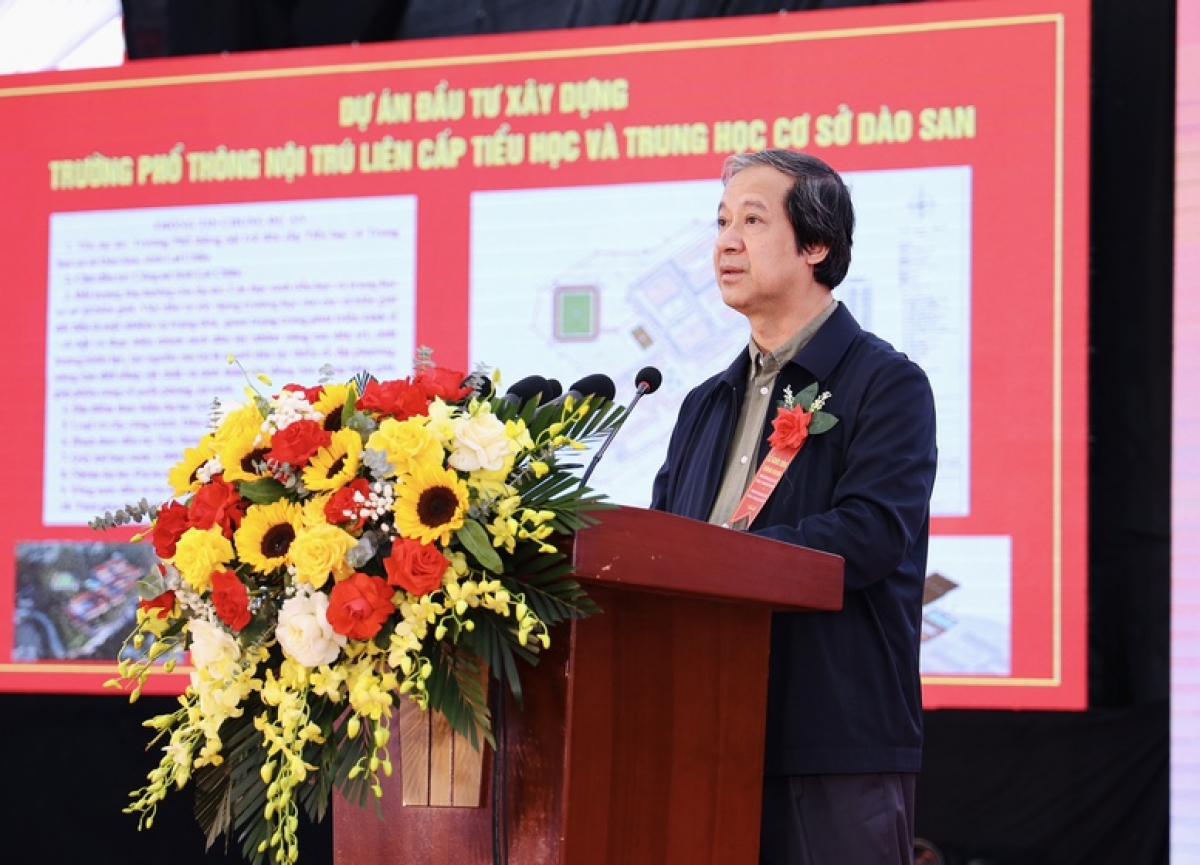 Bộ trưởng Bộ GD&amp;ĐT Nguyễn Kim Sơn phát biểu tại Lễ khởi công đồng loạt xây dựng các trường phổ thông nội trú liên cấp Tiểu học và Trung học cơ sở tại các xã biên giới đất liền, điểm cầu Trường phổ thông nội trú liên cấp Hua Bum, xã Dào San, tỉnh Lai Châu - Ảnh: VGP