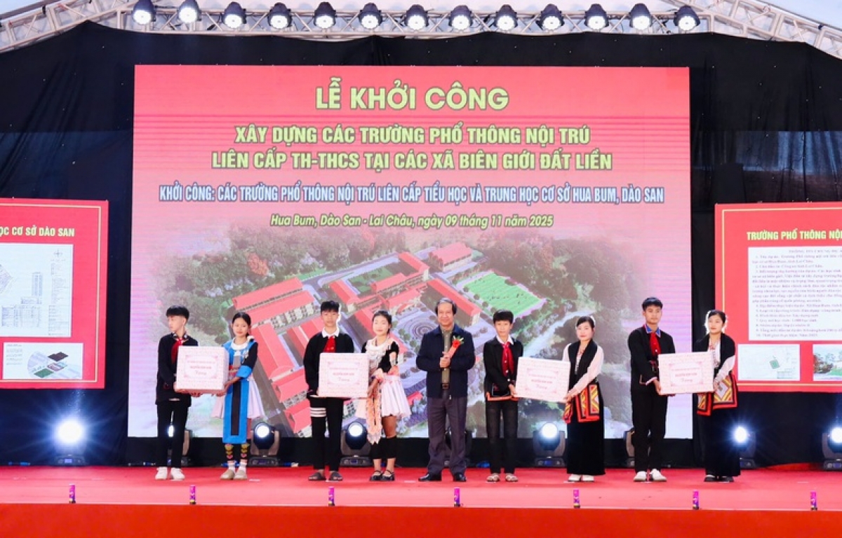 Bộ trưởng Bộ GD&amp;ĐT Nguyễn Kim Sơn tặng quà cho các em học sinh Trường phổ thông nội trú liên cấp Hua Bum, xã Dào San, tỉnh Lai Châu - Ảnh: VGP