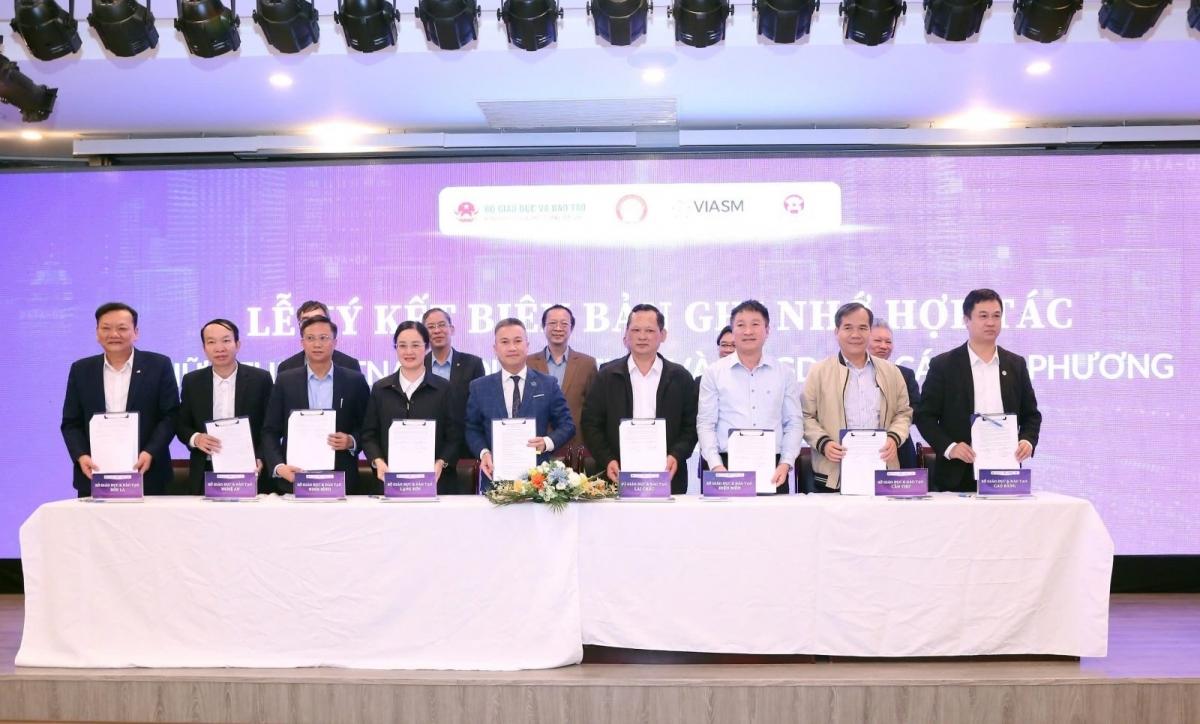 Bộ GDĐT, các Sở GDĐT và The Vietnam Foundation đã kí kết Biên bản ghi nhớ hợp tác về thúc đẩy ứng dụng AI trong đào tạo, bồi dưỡng giáo viên và triển khai Khanmigo tại Việt Nam (Ảnh: VIASM)