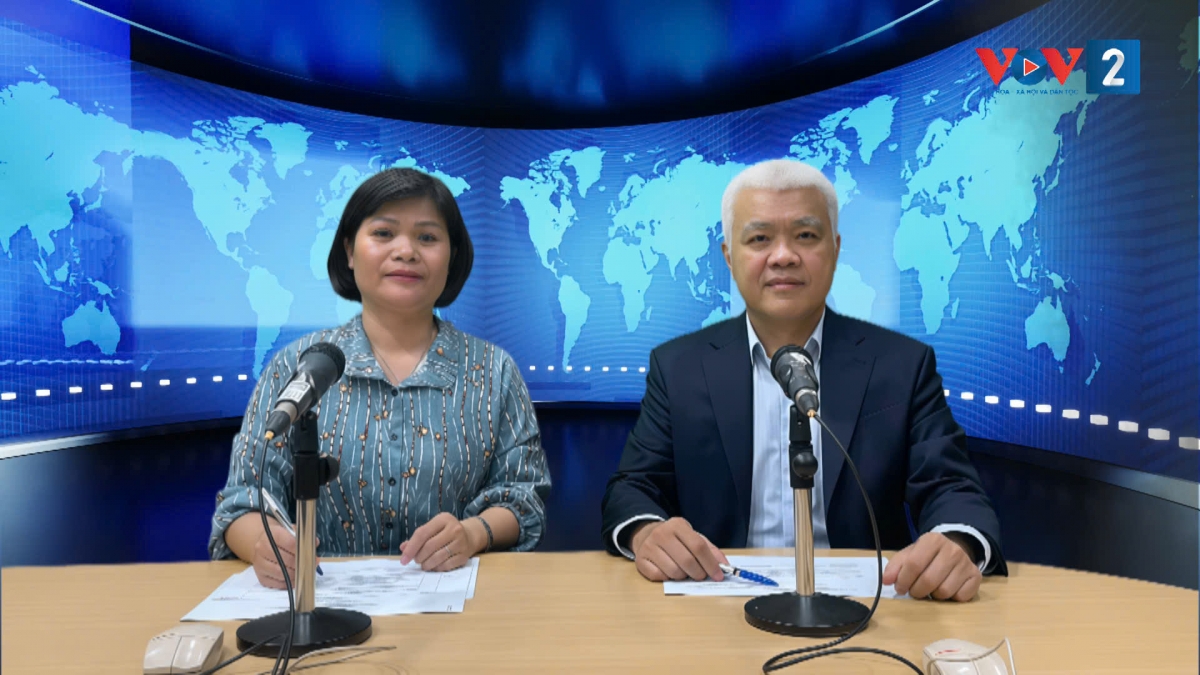 Ông Nguyễn Lâm Thanh (phải) Tổng Giám đốc Tik Tok Việt Nam tại phòng thu VOV2