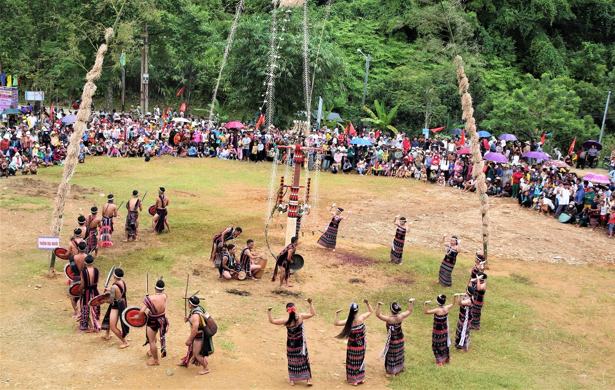 Lễ kết nghĩa của đồng bào Cơ Tu. Ảnh: Tấn Thành