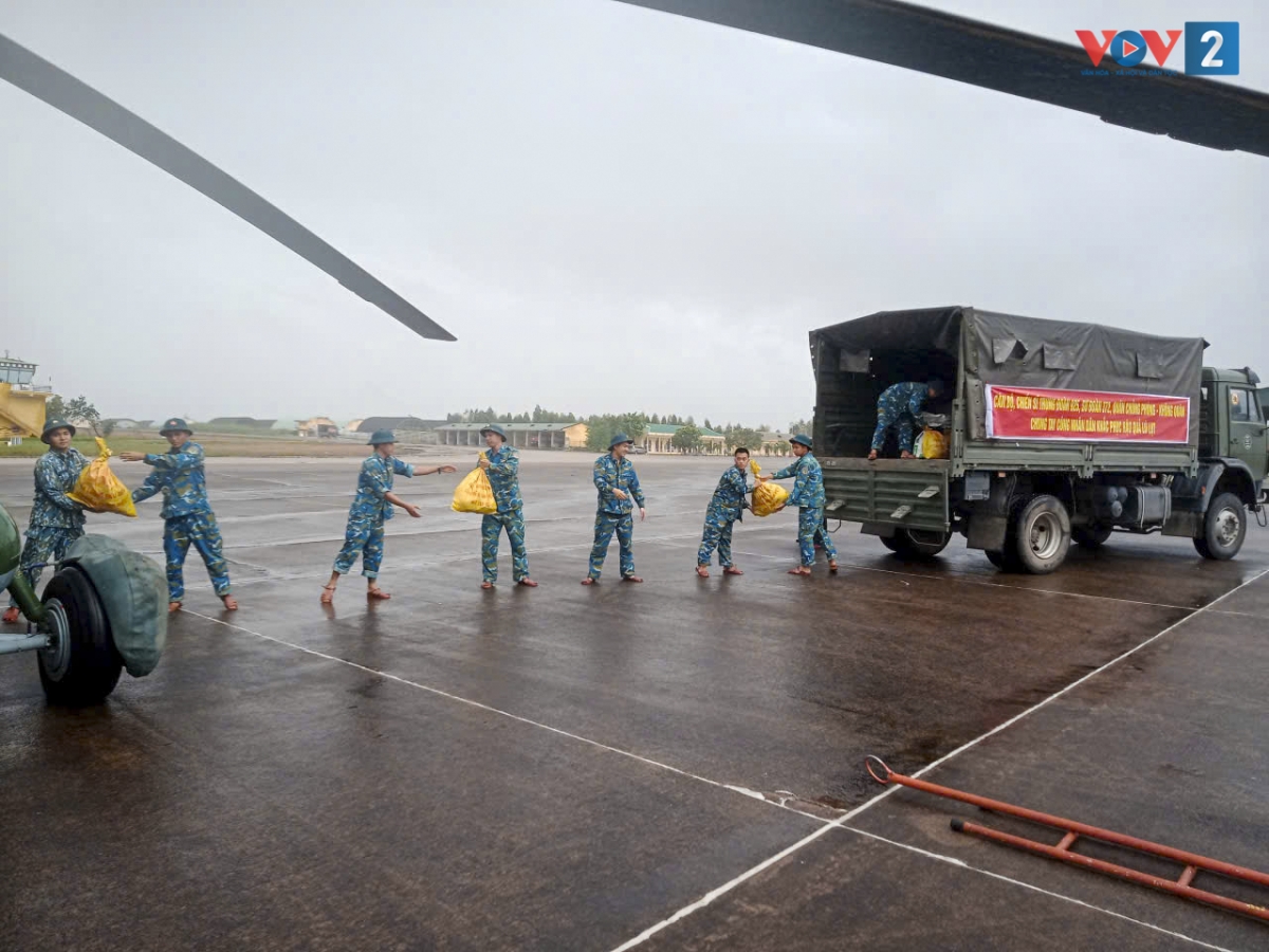 Cán bộ, chiến sĩ Trung đoàn 930 vận chuyển nhu yếu phẩm, hàng hóa lên trực thăng.