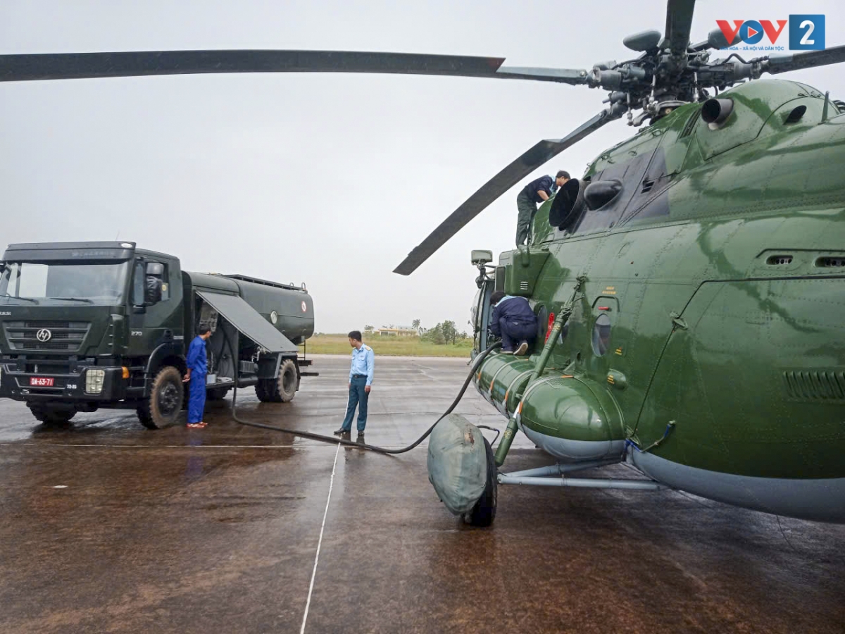 Trực thăng bơm nhiên liệu tại sân bay Phù Cát trước giờ bay.