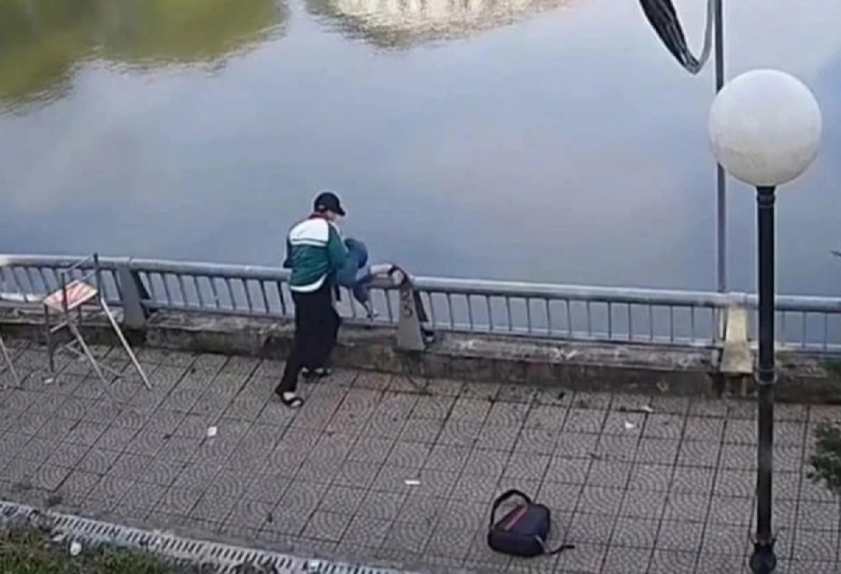 Hình ảnh nam sinh mặc đồng phục hất bạn xuống nước (ảnh cắt từ clip)