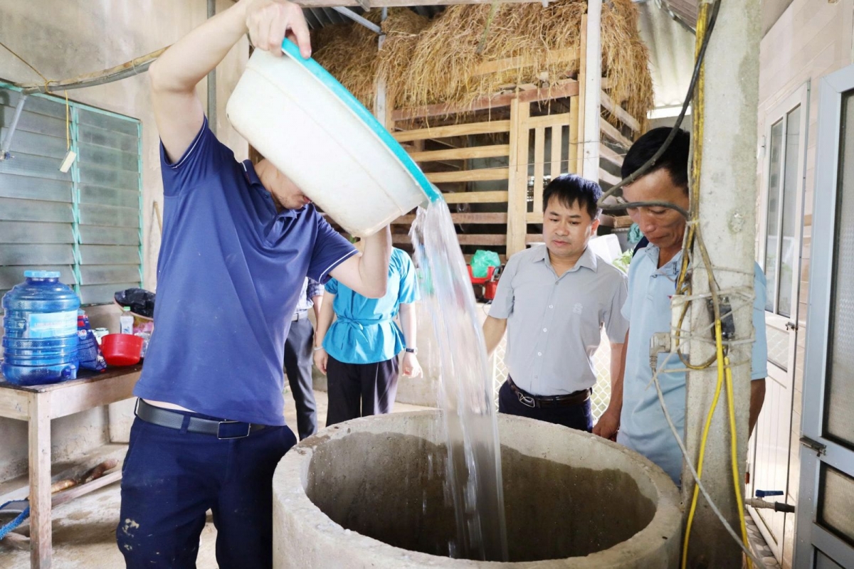 Khử khuẩn nguồn nước sinh hoạt bằng Cloramin B hoặc Clorua vôi (Ảnh: Internet)