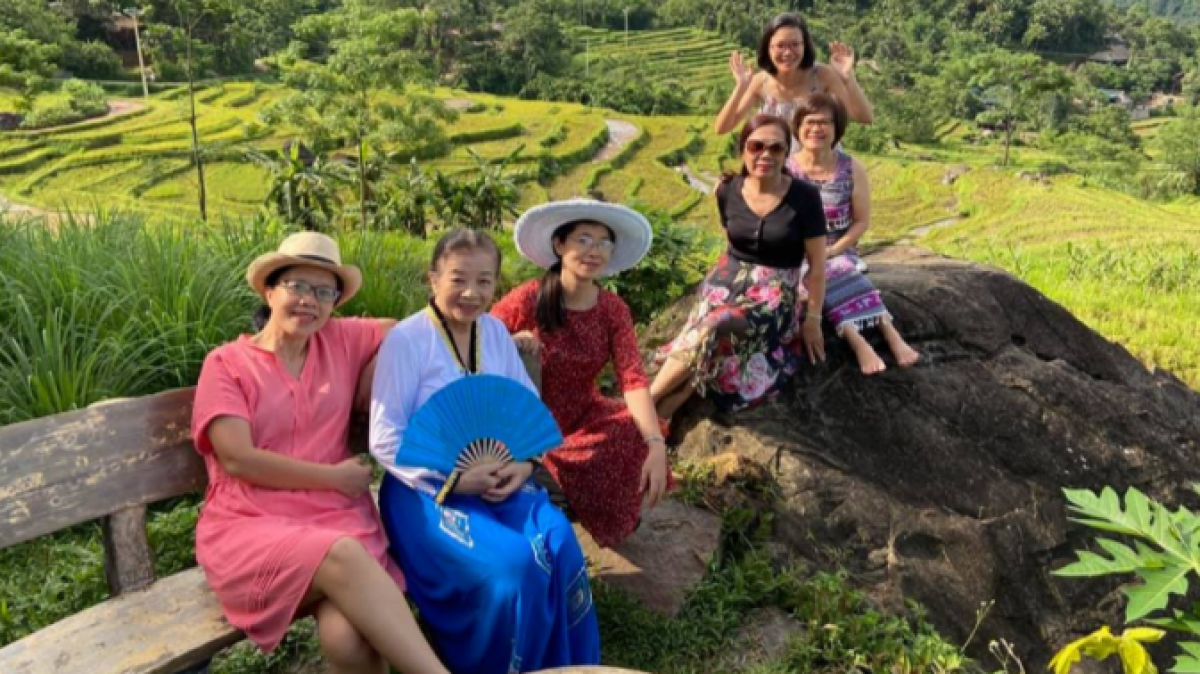 Đi du lịch cùng các bạn già (Ảnh VTCnews)