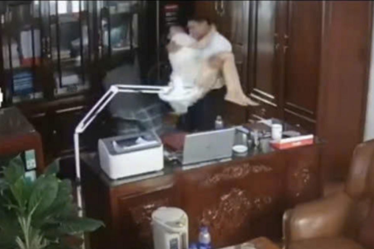 Những hình ảnh, clip lan truyền trên mạng xã hội được cho là liên quan đến lãnh đạo HĐQT trường THPT, thân mật với nhiều phụ nữ trong phòng làm việc (Ảnh: Chụp màn hình).