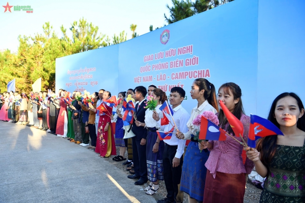 Người dân 2 bên biên giới luôn mong chờ những hoạt động thiết thực từ những lần giao lưu hữu nghị
quốc phòng biên giới VN- Campuchia (Ảnh: Báo QĐND)