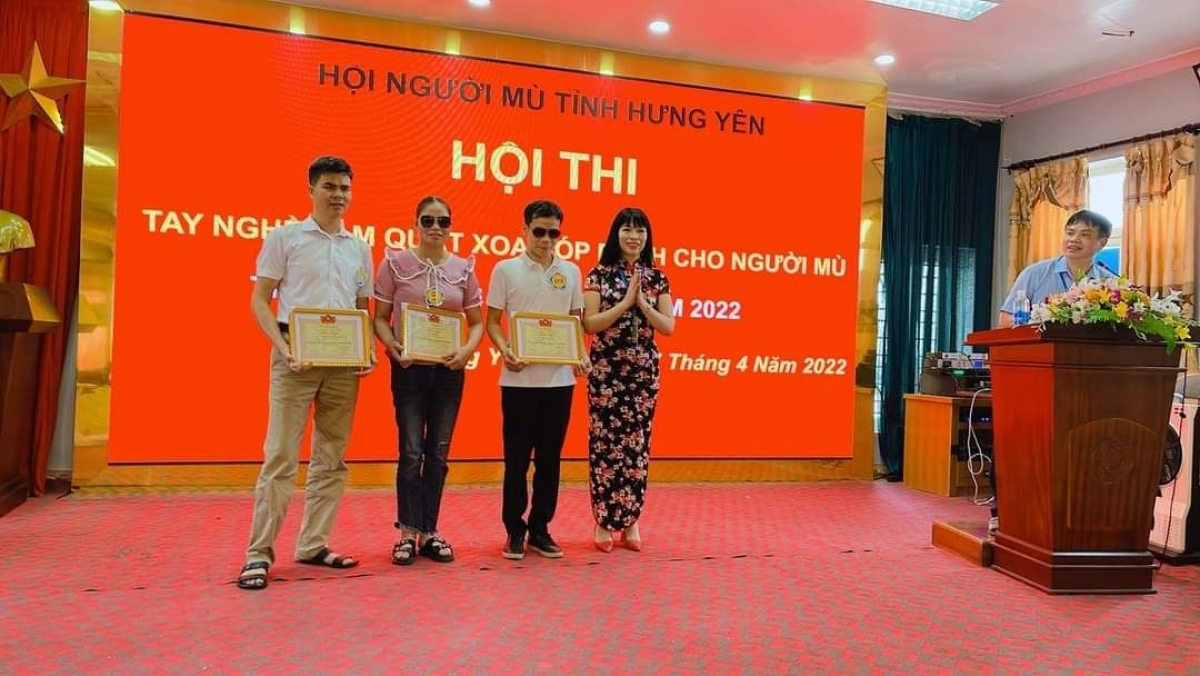 Chị Nguyễn Thị Chinh (ở giữa) đoạt giải Ba trong Hội thi tay nghề giỏi do Hội người mù tỉnh Hưng Yên tổ chức (Ảnh: NVCC)