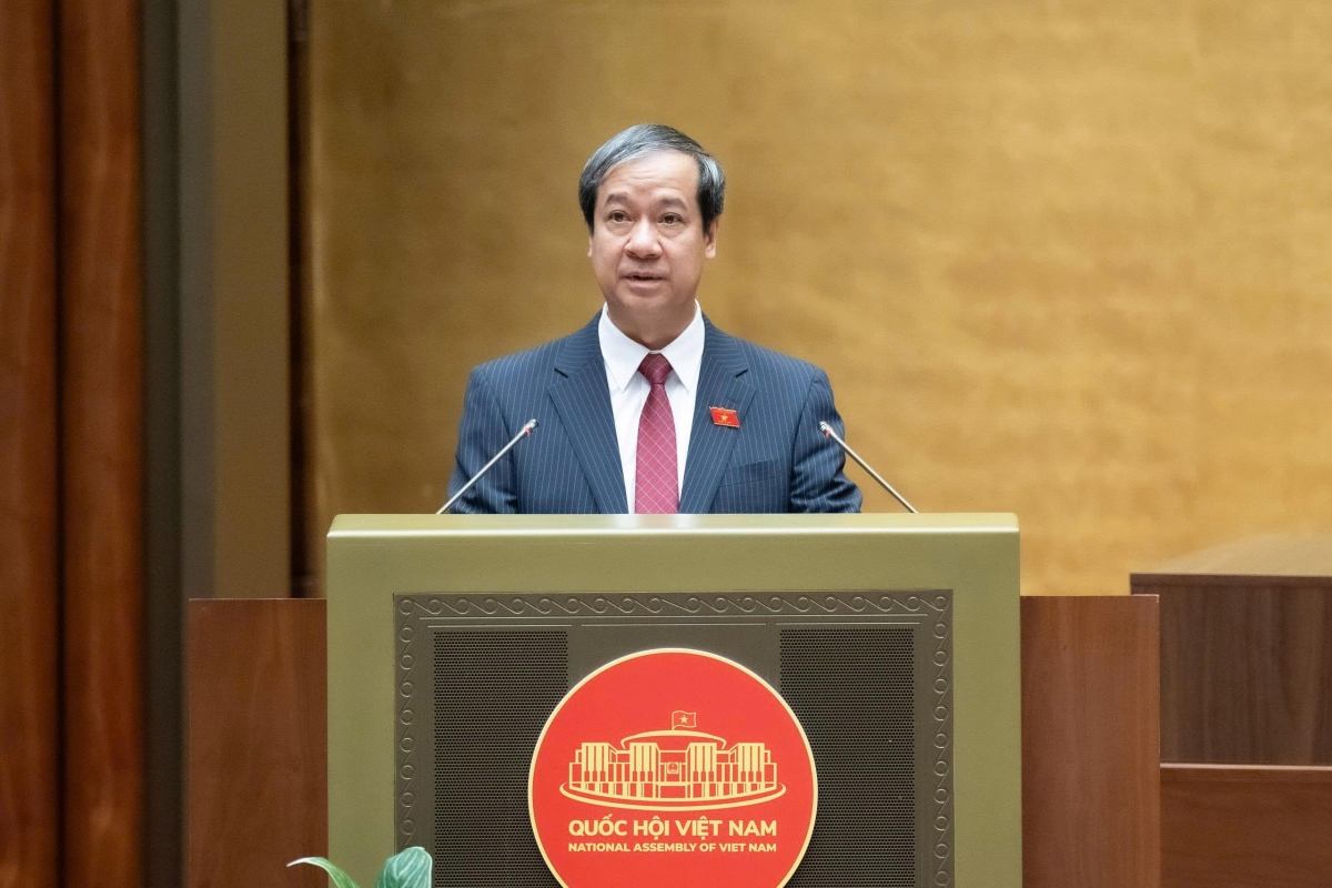 Bộ trưởng Bộ Giáo dục và Đào tạo Nguyễn Kim Sơn trình bày Tờ trình. Ảnh: Quochoi.vn
