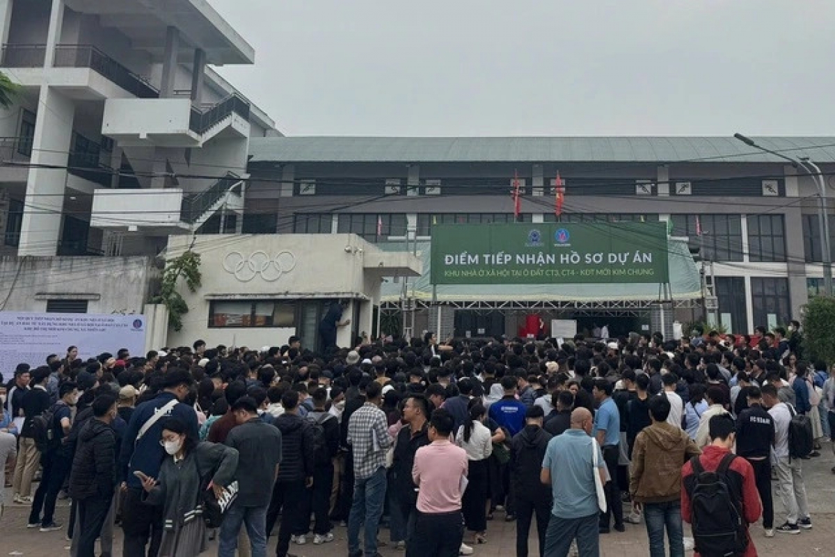 Người dân tập trung trước cổng điểm tiếp nhận hồ sơ tại dự án nhà ở xã hội Kim Chung (Hà Nội) - Ảnh (Nguồn: Báo thanhnien.vn)