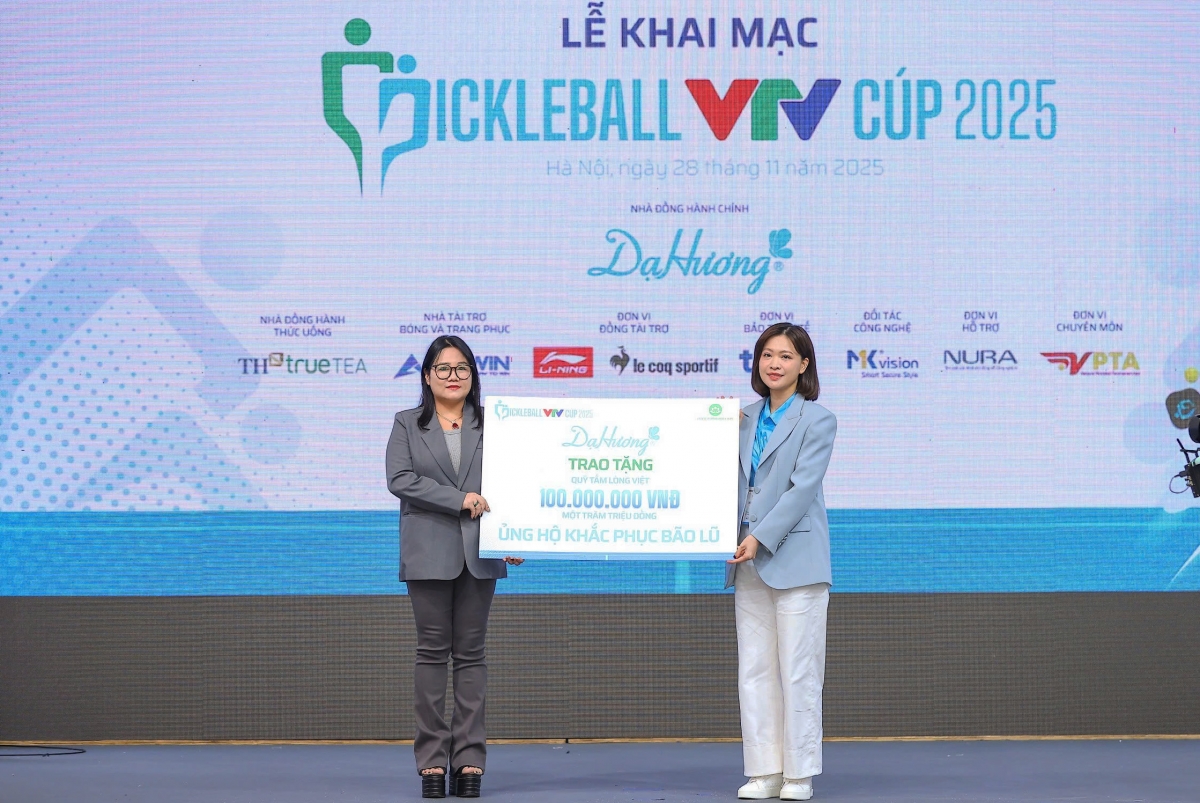 Trao tặng 100 triệu đồng tới chương trình gây quỹ ủng hộ đồng bào Nam Trung Bộ (ảnh: BTC)