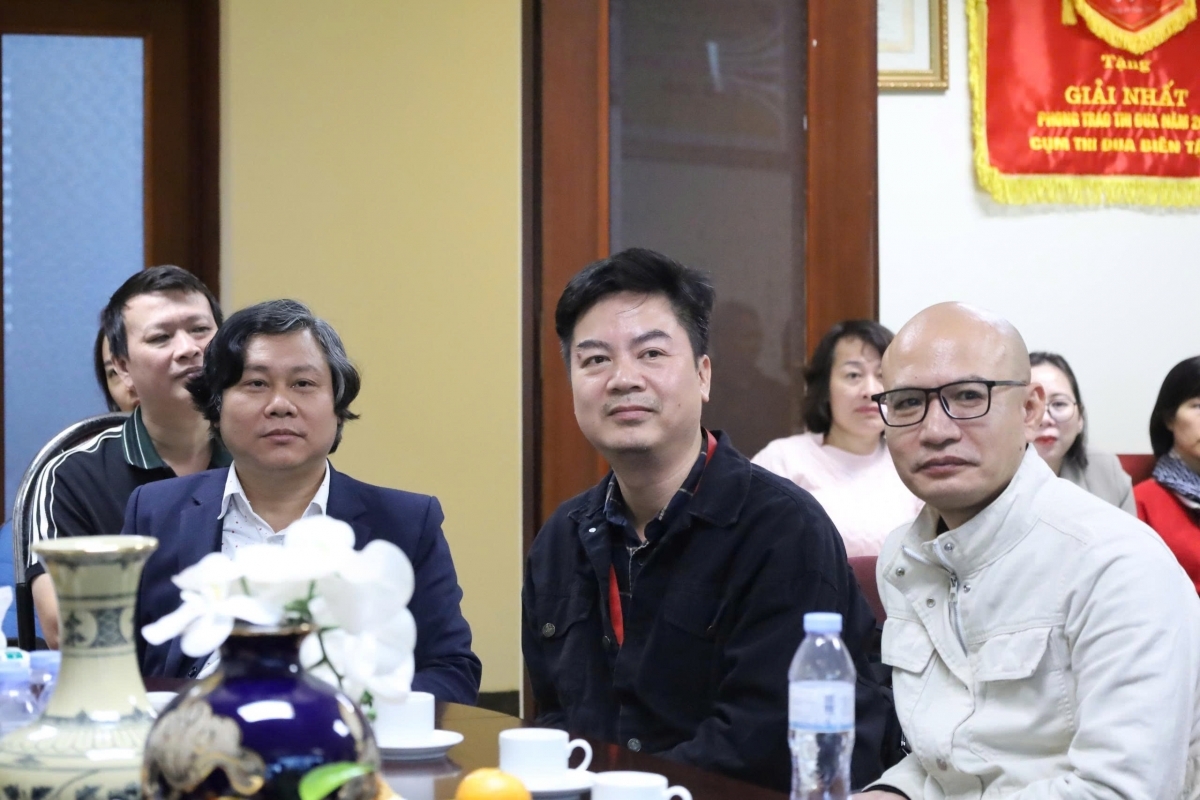 Nhà thơ Nguyễn Quang Hưng (ngồi giữa) và Nhà thơ Đoàn Văn Mật (bên phải) - Ủy viên Hội đồng Giám khảo Tác phẩm thơ. Ảnh: VOV3