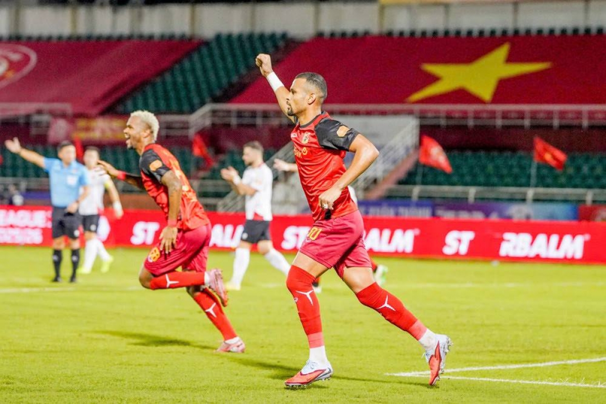 Các ngoại binh của đội đầu bảng đang duy trì phong độ cao (Ảnh: Ninh Bình FC)