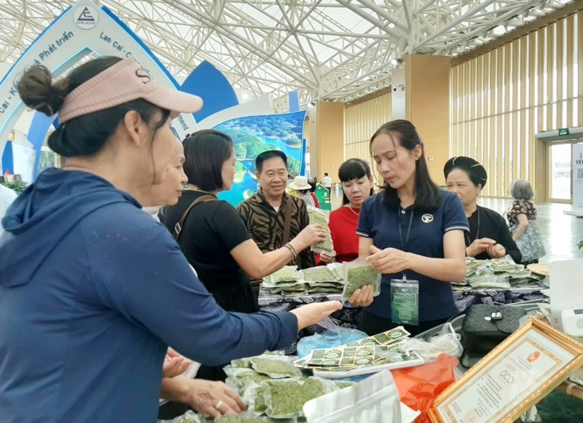 Doanh nghiệp Việt Nam quảng bá hàng nông sản tại Hội chợ mùa thu 2025. Nguồn ảnh: VOV1