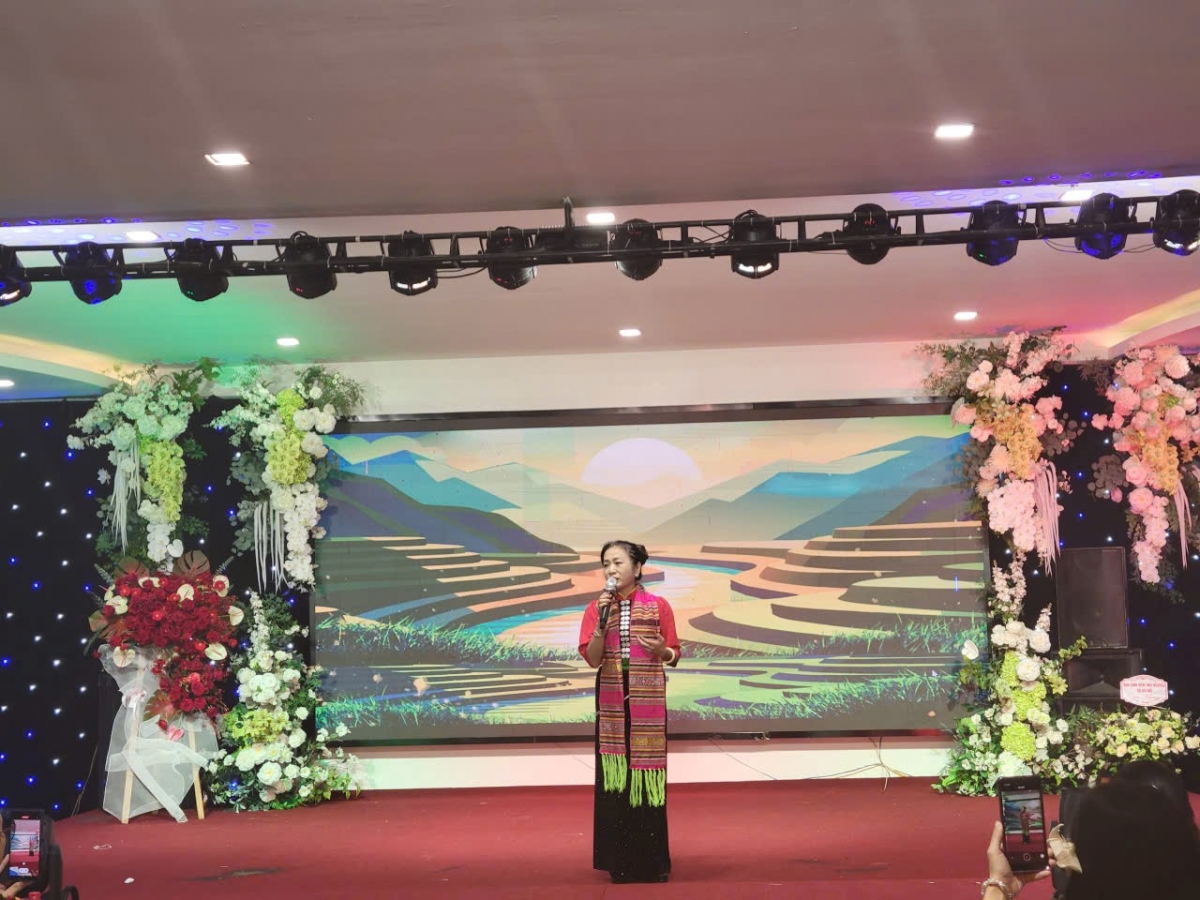 NSND Vi Hoa thể hiện những ca khúc về núi rừng Tây Bắc