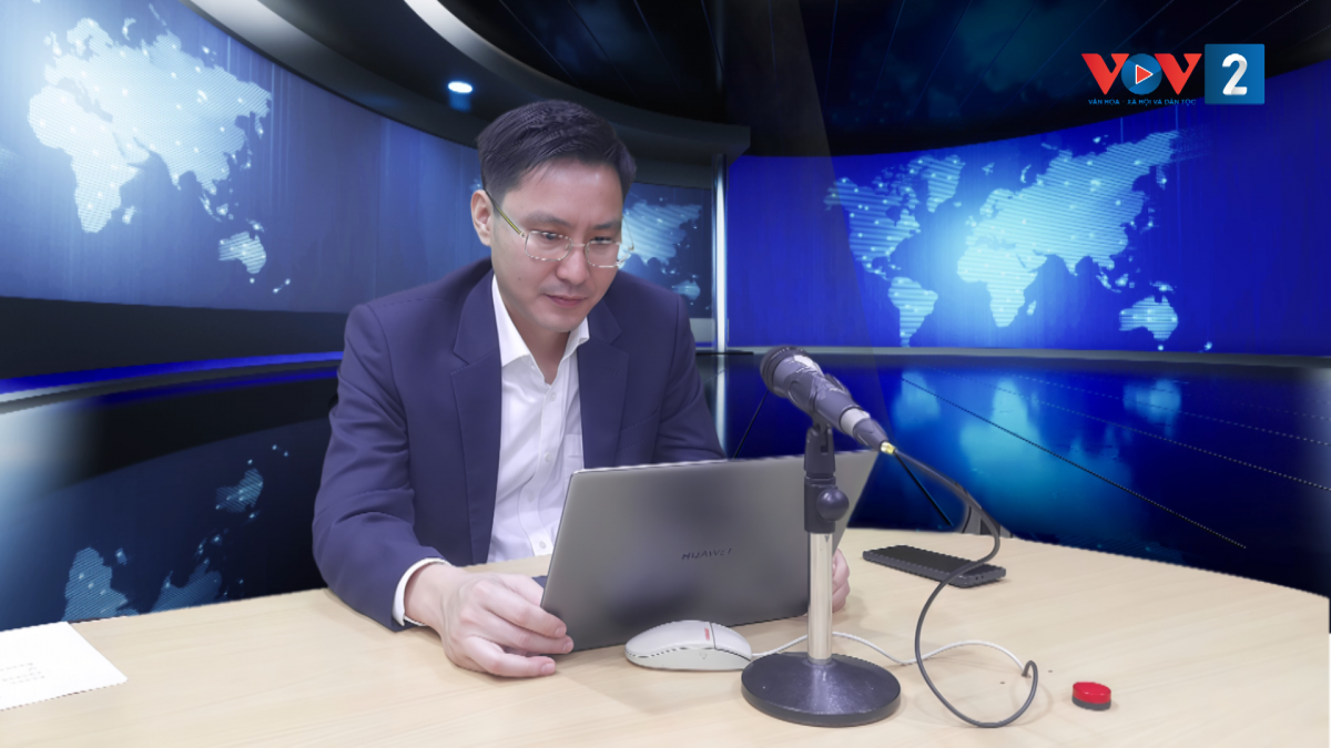 Ông Hoàng Đình Chung, Giám đốc Trung tâm Bản quyền số, Hội Truyền thống số Việt Nam tại phòng thu trực tiếp VOV2