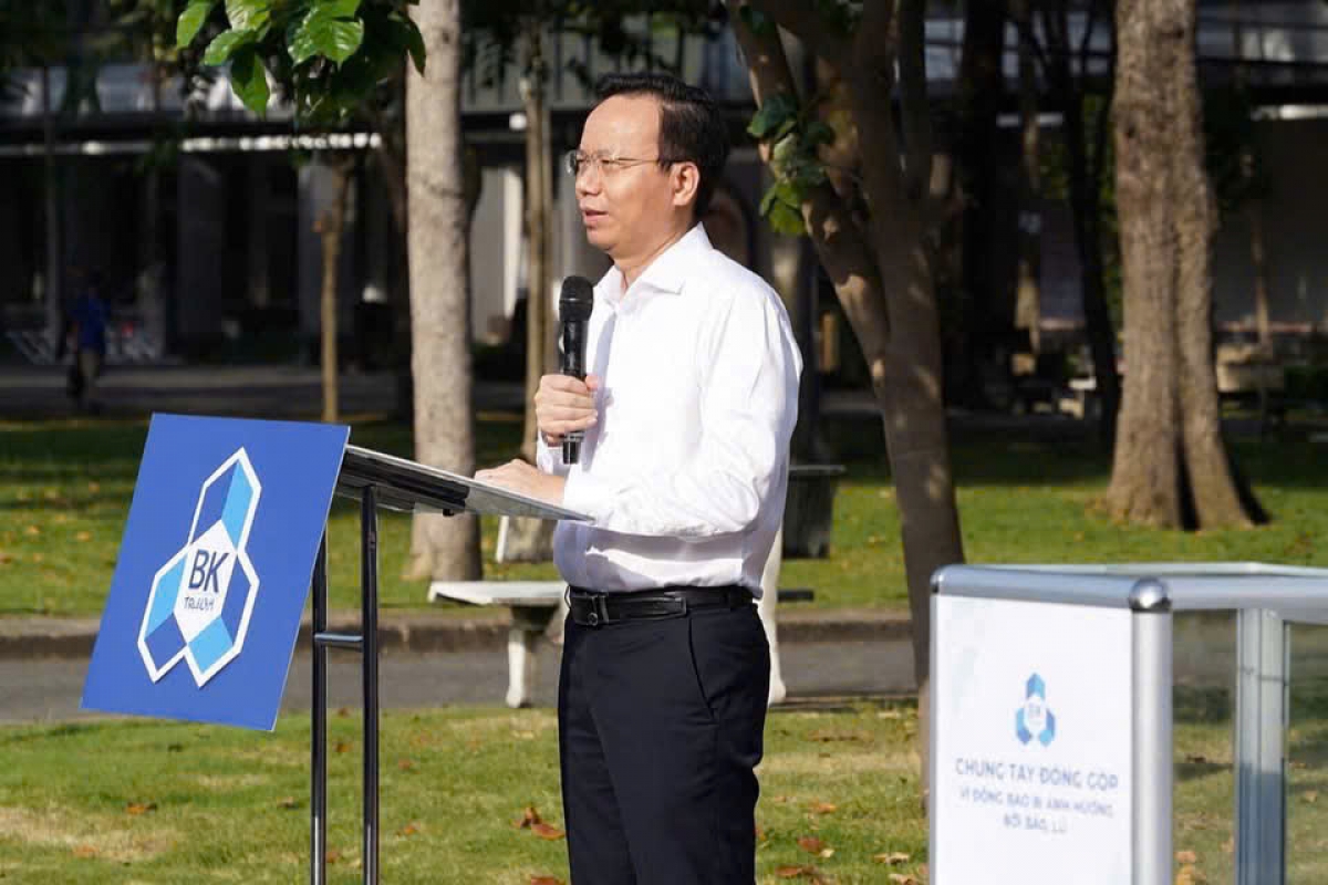 GSTS Mai Thanh Phong - Hiệu trưởng Trường ĐH Bách khoa (ĐHQG TP HCM) phát động chương trình "Chung tay đóng góp vì đồng bào bị ảnh hưởng thiên tai bão lũ"  (Ảnh: ĐHBKTPHCM) 