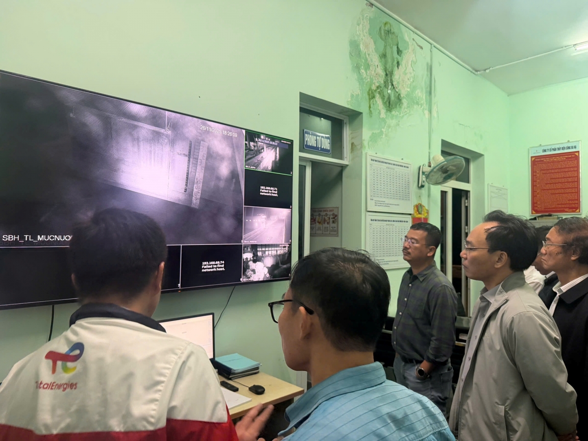 Các nhà khoa học của ĐHQGHN và trường ĐH xây dựng Miền Trung phối hợp tìm giải pháp nghiên cứu nhằm hạn chế thiệt hại do mưa lũ ở tỉnh Đaklak (Ảnh: VNU)