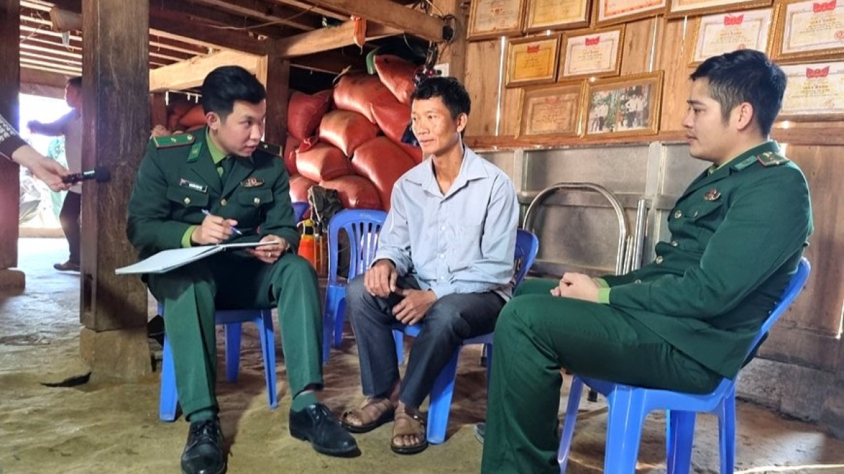 Pờ Lò Hừ tiếp Bộ đội Biên phòng trong căn nhà gỗ của mình. 