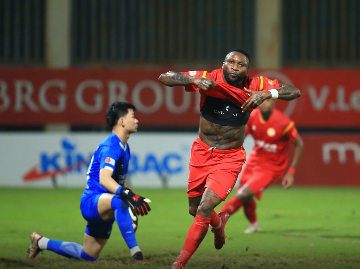 Hoàng Vũ Samson có bàn thắng đầy cảm xúc ở phút bù giờ cuối trận (Ảnh: PVF)