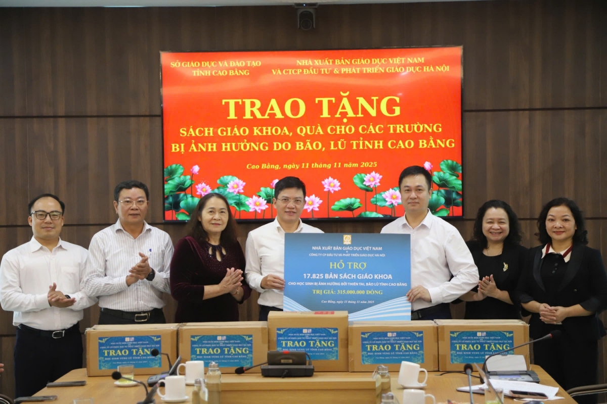 Đoàn công tác Nhà xuất bản Giáo dục Việt Nam trao tặng sách giáo khoa, quà cho các trường học bị ảnh hưởng do bão lũ tại Cao Bằng. (Ảnh: TTXVN) 