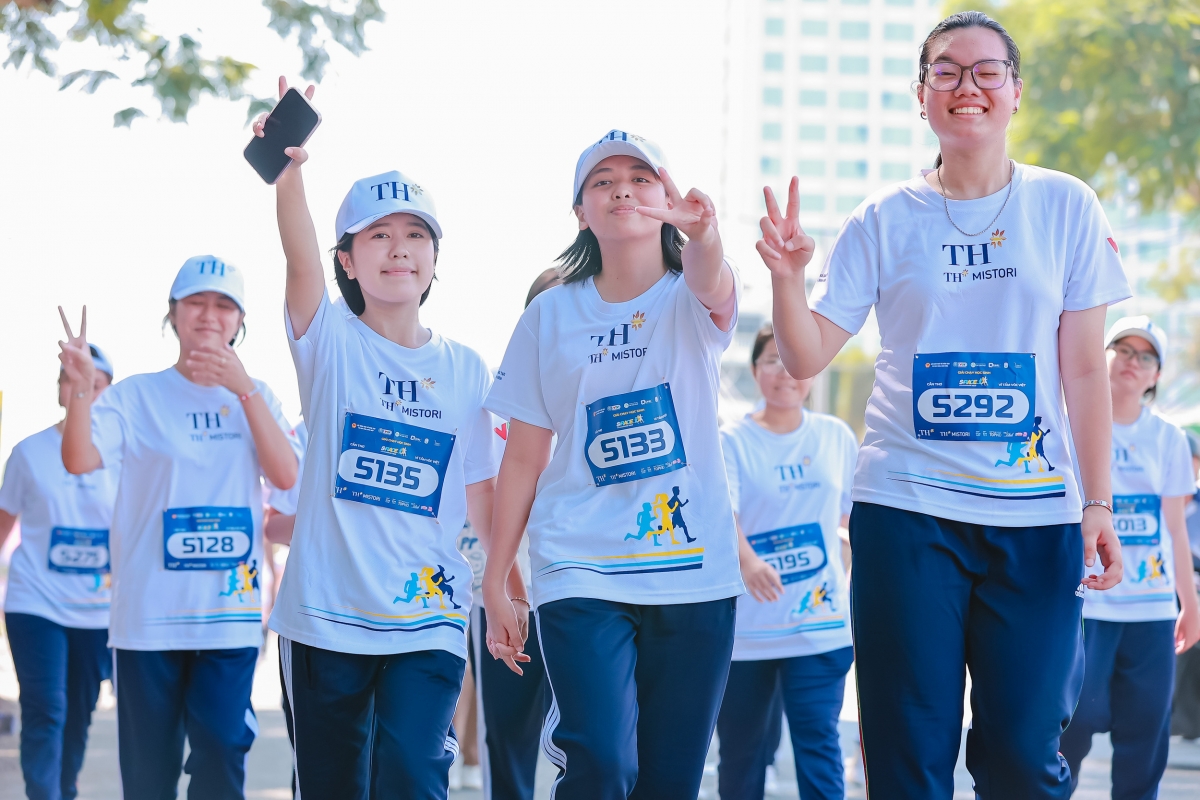 Hơn 10.000 học sinh, phụ huynh và thầy cô giáo tham dự các hoạt động trong chương trình S-Race Cần Thơtại Quảng trường công viên sông Hậu và 15 điểm chạy hưởng ứng trên toàn thành phố (ảnh: BTC)