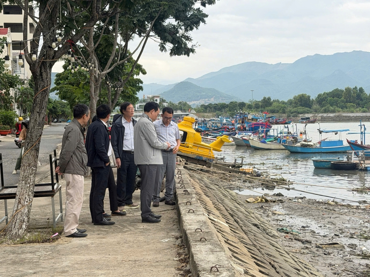 Đoàn công tác của ĐHQG HN khảo sát địa bàn phường Vĩnh Phương (Khánh Hòa). Ảnh: VNU