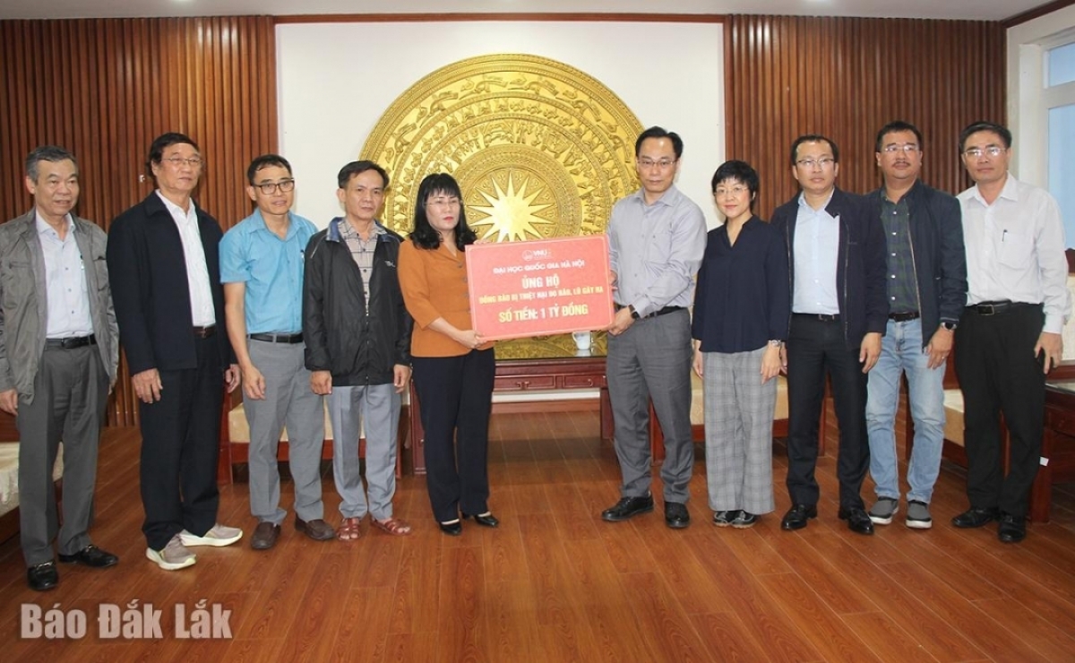  Đoàn công tác của ĐHQGHN  trao 1 tỷ đồng chia sẻ  khó khăn với đồng bào vùng lũ tại tỉnh Đắk Lắk 
