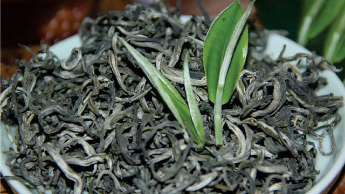 Sau khi sao khô, chè shan tuyết vẫn phủ một lớp tơ trắng (Ảnh Internet)