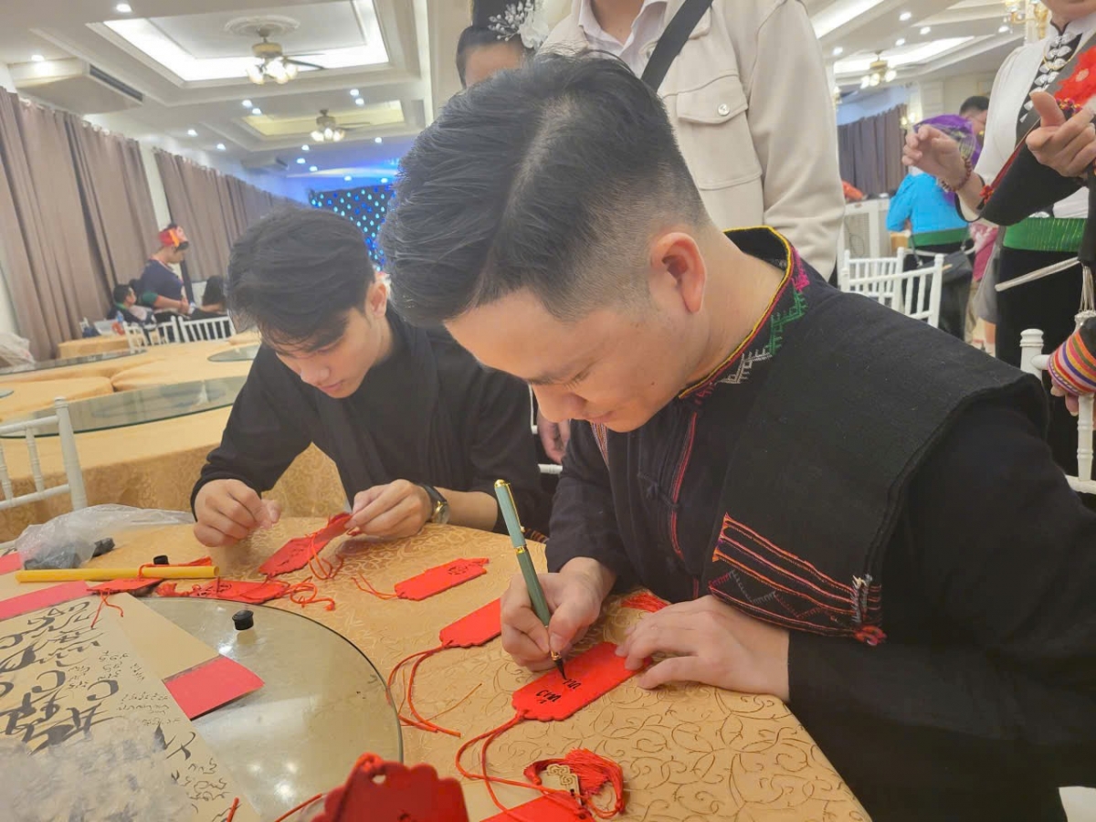 Thạc sĩ, chuyên gia văn hóa Hà Trung viết chữ Thái cổ tặng đại biểu