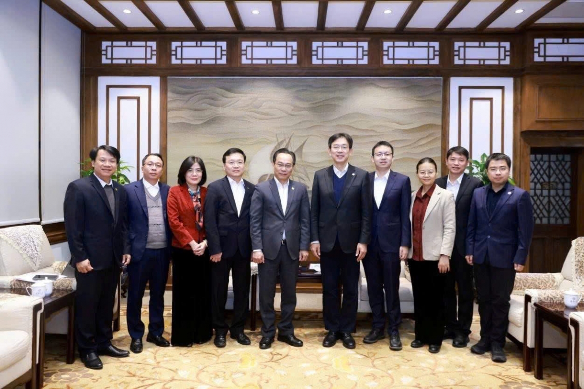 Đại diện 2 đơn vị chụp ảnh lưu niệm ( Ảnh VNU )