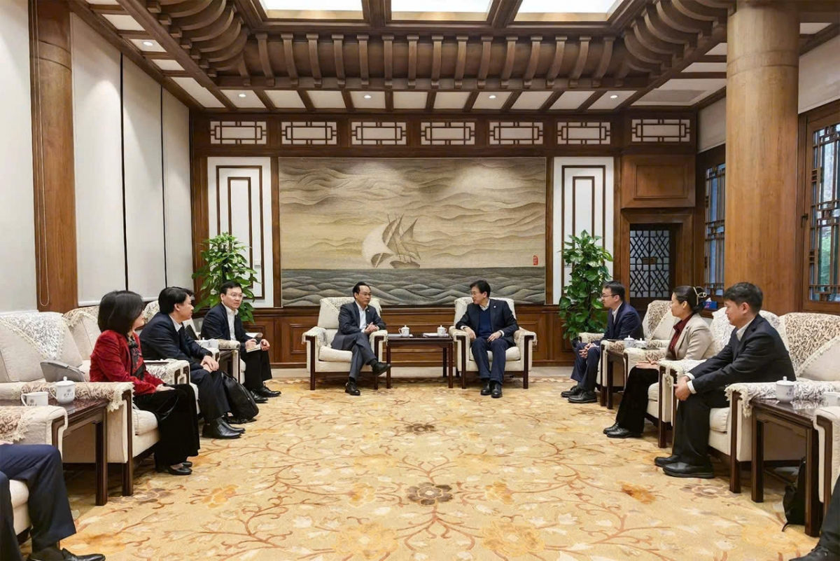 Giám đốc ĐHQGHN Hoàng Minh Sơn và Giám đốc ĐH Thanh Hoa Lý Lộ Minh tại buổi làm việc 
(Ảnh: VNU )