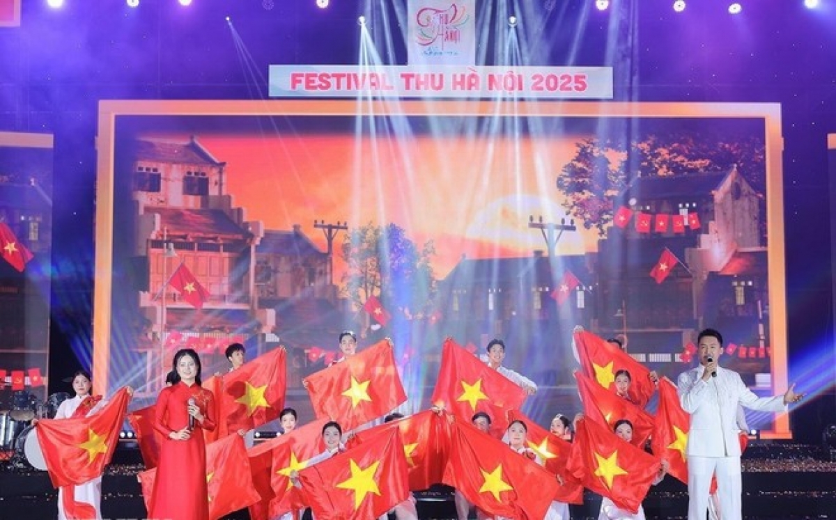 “Thu Hà Nội - Mùa Thu ký ức” không chỉ tái hiện ký ức mà còn góp phần tạo nên những ký ức mới - đẹp đẽ, trong trẻo và đáng trân trọng gửi tới người dân Thủ đô và bạn bè, du khách trong nước, quốc tế. (Ảnh: baotintuc.vn)