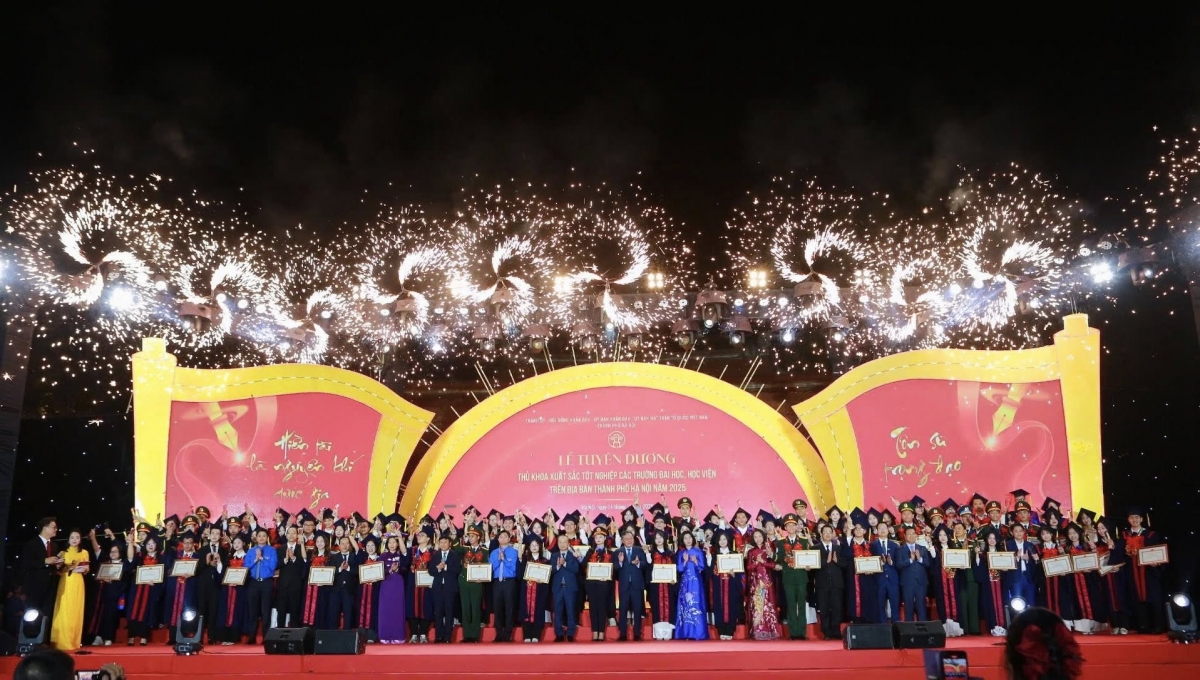 Chương trình tuyên dương Thủ khoa xuất sắc tốt nghiệp các trường đại học, học viện trên địa bàn Thủ đô Hà Nội đã được tổ chức 23 năm (Ảnh: BTC)