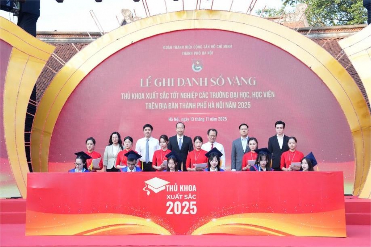 Thủ khoa xuất sắc năm 2025 thực hiện nghi thức ghi danh Sổ vàng tại Văn Miếu – Quốc Tử Giám (Ảnh:  BTC)