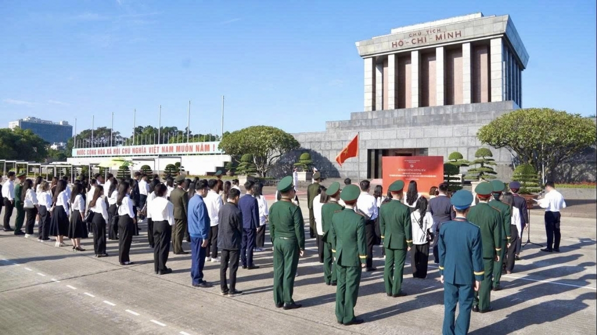 Sáng 13/11, 95 thủ khoa xuất sắc Thủ đô Hà Nội báo công, dâng hương tại Hoàng thành Thăng Long và Lăng Chủ tịch Hồ Chí Minh (Ảnh BTC)